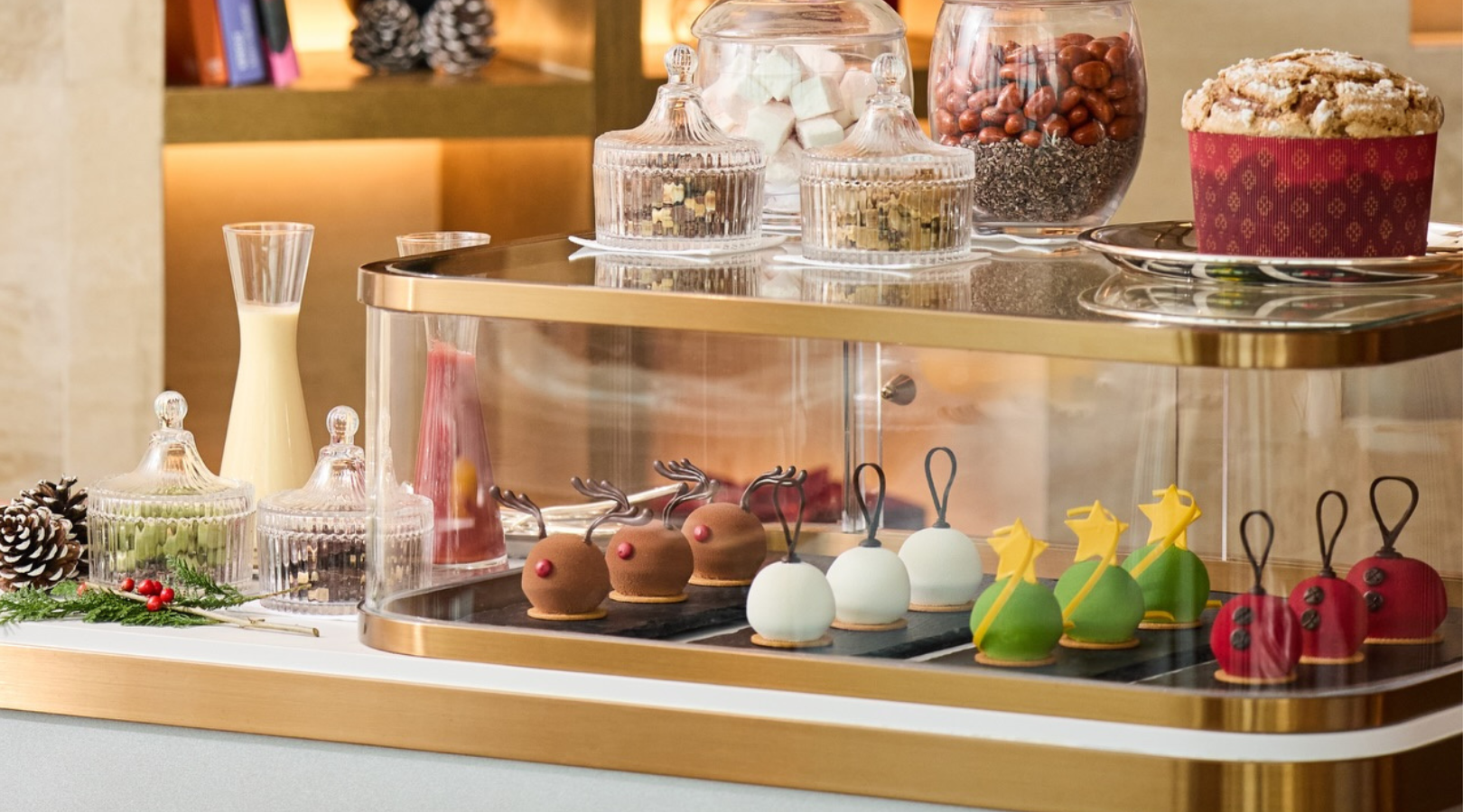 4種類のセイボリーとワゴンで運ばれるデザート3種をお楽しみください